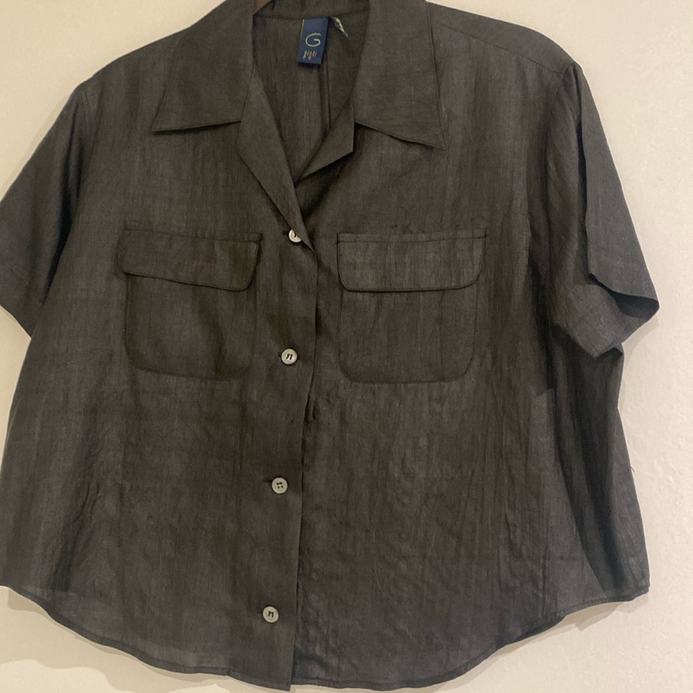 Black tissue linen blouse with two front pockets, slit in back from Italy